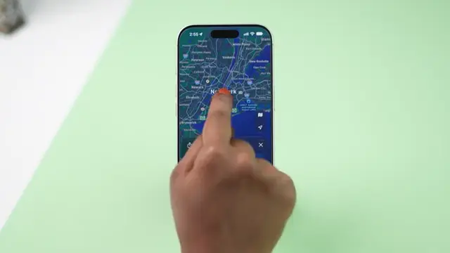 Zoom Maps with One Hand