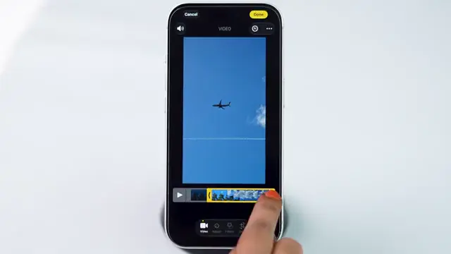 Adjusting the right arrow to trim the end of the video.